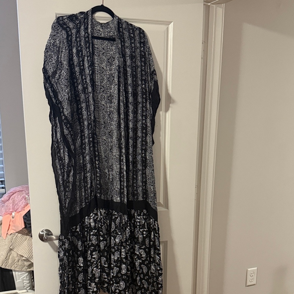 Three Bird Nest Black and White Patterned Cape